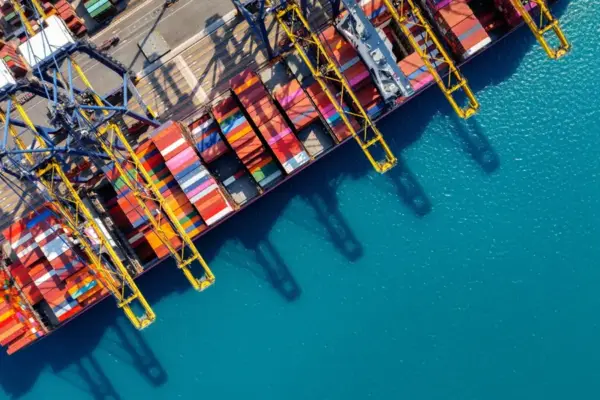 Buque y contenedores en una terminal portuaria para la importación de mercancías Buque y contenedores en una terminal portuaria para la importación de mercancías